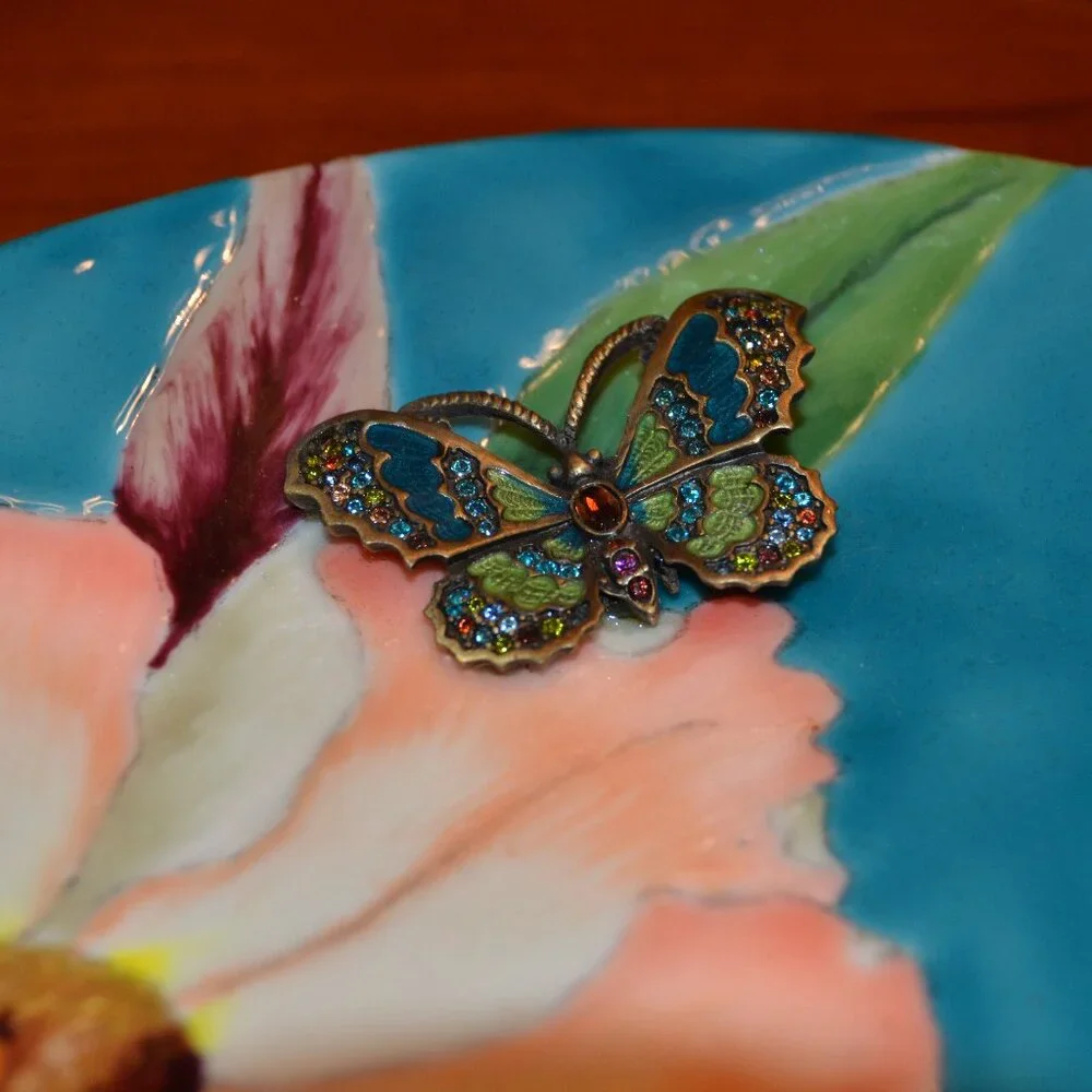 RARE LIMITED EDITION SIGNED JAY STRONGWATER MAGNOLIA FLOWER BUTTERFLY FROG PLATE